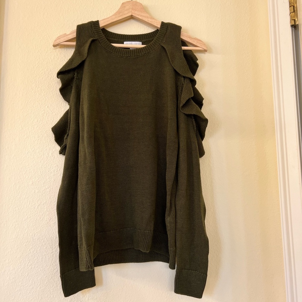 Hunter green cold shoulder sweater with ruffles. Great condition. Size Small.